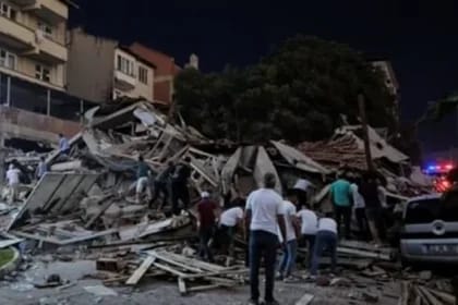 Cutremur puternic în Turcia, resimțit în Istanbul și Izmir. Clădiri prăbușite, școli închise, cel puțin 26 de replici