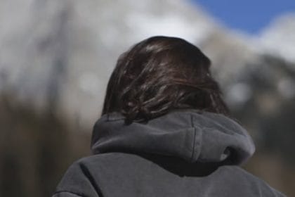 Condamnată și amendată cu 20.000 €, după ce a recunoscut că i-a furat cardurile unei colege! Riscă încă o pedeapsă URIAȘĂ