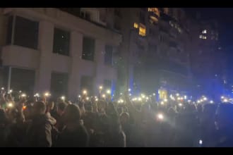 Marş de comemorare la 10 ani de la incendiul din Clubul Colectiv. Moment de reculegere la locul tragediei din Capitală
