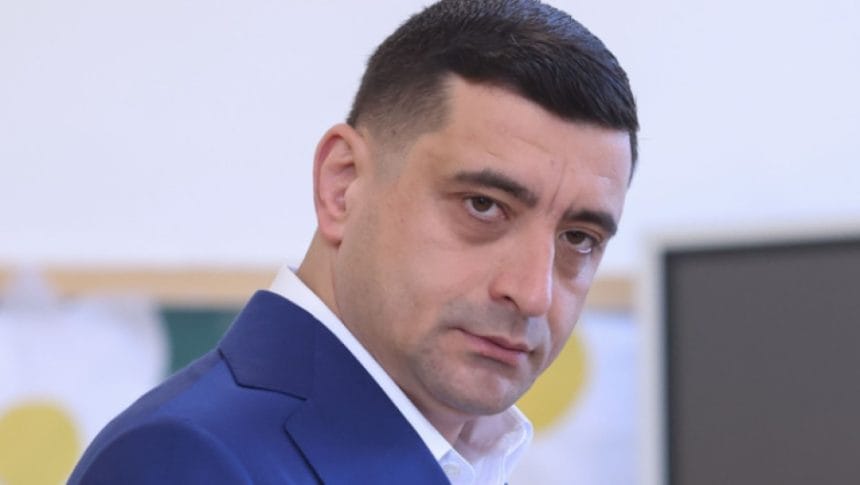 George Simion avertizează asupra unui asasinat politic - SPP îi va asigura protecția de mâine George Simion se teme de un „asasinat politic”. Liderul AUR anunță că de mâine va fi păzit de SPP