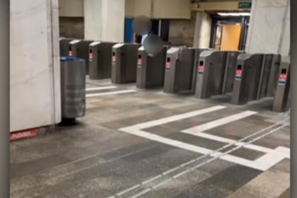 Incident violent la metrou: un paznic a fost lovit cu pumnul de un călător. Poliția s-a autosesizat după ce imaginile au ajuns online