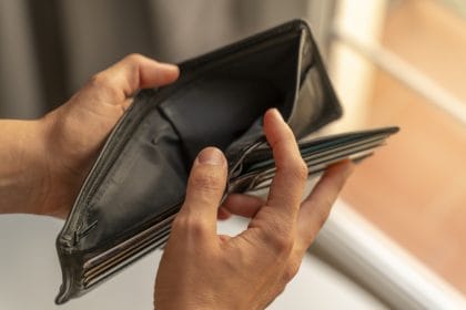 Cu loc de muncă, dar fără stabilitate financiară. Un angajat din 10 este în pragul sărăciei: „Urmărim tot ce înseamnă oferte”