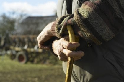 Case părăsite, ulițe pustii. Cum arată viața în satele României în care mai trăiesc doar câțiva bătrâni: „E greu tare, vai de noi”