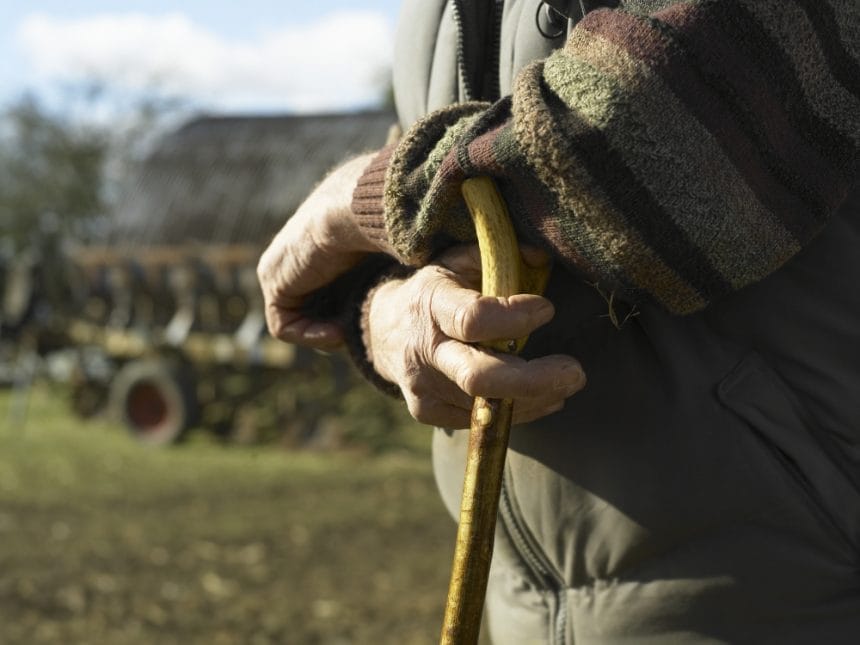 Case părăsite, ulițe pustii. Cum arată viața în satele României în care mai trăiesc doar câțiva bătrâni: „E greu tare, vai de noi”