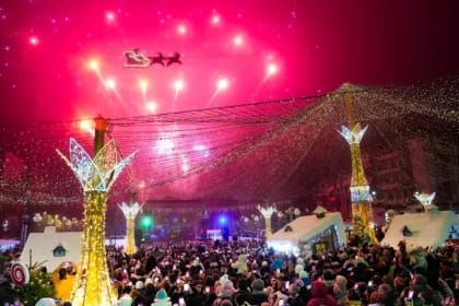 Mii de oameni la deschiderea celor mai așteptate Târguri de Crăciun din România: Sibiu și Craiova | VIDEO