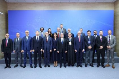 Șoșoacă s-a fotografiat la Soci alături de Medvedev. Fostul lider rus, care a amenințat România, i-a lăudat discursul: „Brilliant”