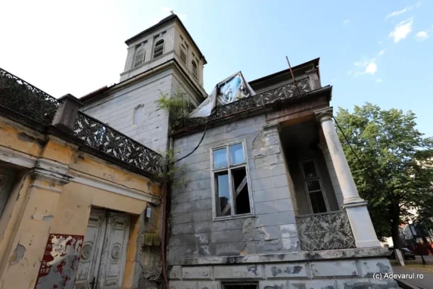 Condamnări grele și 19 clădiri istorice confiscate în jaful de la Băile Herculane, odată perla balneară a Europei