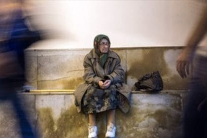 Peste jumătate din vârstnicii din orașele României se simt singuri: unul din patru vorbește cu o singură persoană într-o lună (studiu)