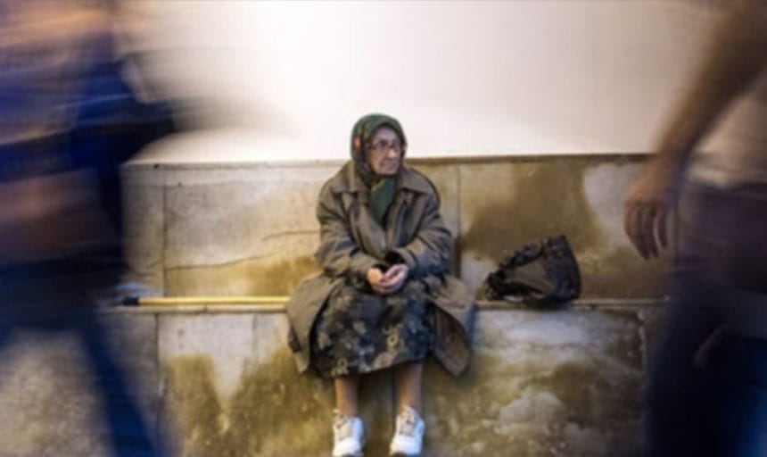 Alerta singurătății în orașele României: peste jumătate dintre vârstnici se simt izolați, iar 1 din 4 vorbește doar cu o singură persoană pe lună Peste jumătate din vârstnicii din orașele României se simt singuri: unul din patru vorbește cu o singură persoană într-o lună (studiu)