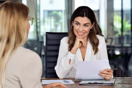 „Nu mai muncim de frică”. Generația Z rescrie regulile jocului și nu mai acceptă locuri de muncă abuzive