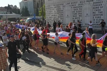 Recunoașterea căsătoriilor gay, dezbătută intens în online: „Noi mergem înainte, cine vrea să rămână în mocirlă, noroc”