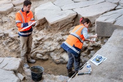 Descoperire rară în Franța: un inel de aur vechi de 2.000 de ani dezvăluie misterele unui mormânt roman fastuos