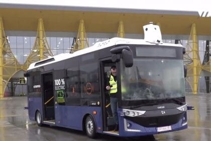 VIDEO Un autobuz care circulă fără șofer a transportat pasageri pe un aeroport din România
