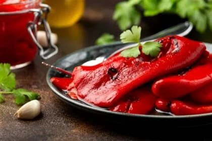 Rețeta delicioasă de post care va fi gata în mai puțin de o oră! Cum se pregătește mâncarea de ardei copți cu usturoi și roșii