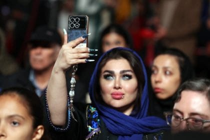 Concerte în aer liber. Dansuri provocatoare în public. Tinerii din Iran conduc o schimbare socială dramatică: „Avem o generație tânără neînfricată”