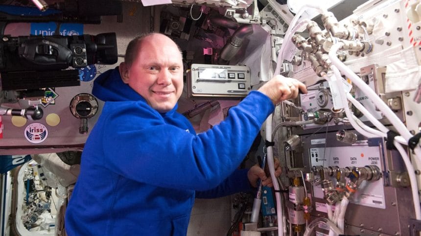 Un cosmonaut rus a fost exclus dintr-o misiune a SpaceX după ce a fotografiat componente ale motoarelor de rachetă