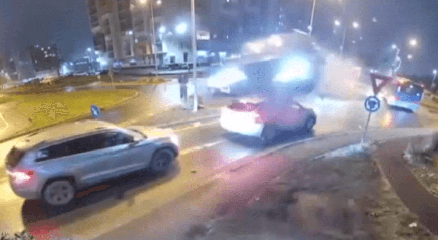 Accident ca-n filme: O mașină a zburat ca o rachetă după ce a lovit un sens giratoriu din Oradea