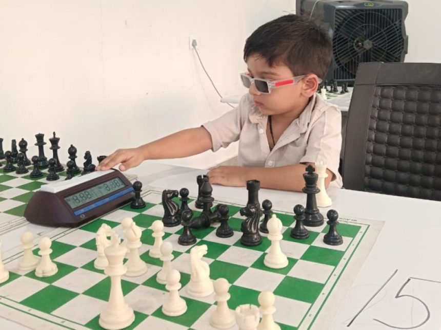 La doar 3 ani, un copil intră în istorie și devine cel mai tânăr jucător cu rating oficial FIDE Un copil de 3 ani a devenit cel mai tânăr jucător de șah care a obținut un rating oficial FIDE