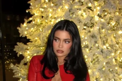 Kylie Jenner, decolteu de infarct la o petrecere! Bustul generos aproape că a „scăpat” din bluză