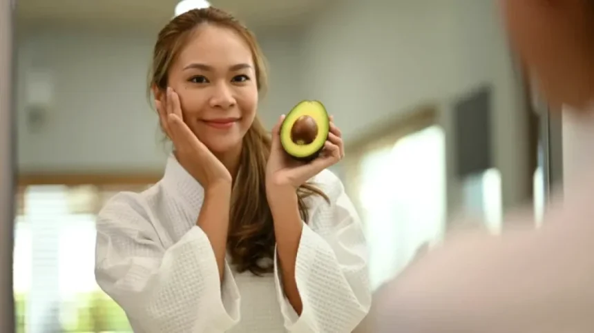 Ridurile nu sunt o problemă a vârstei, ci a ceea ce mâncăm. Aceste 5 alimente te pot face să arăți mai tânăr cu până la 10 ani