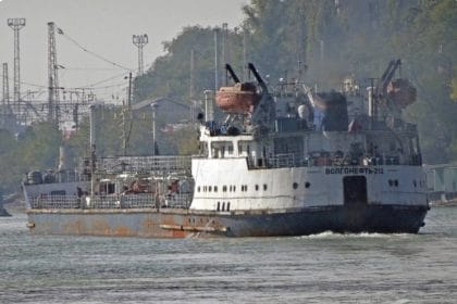 Dronele navale ucrainene au lovit un petrolier din „flota fantomă” a Rusiei, aflat în Marea Neagră