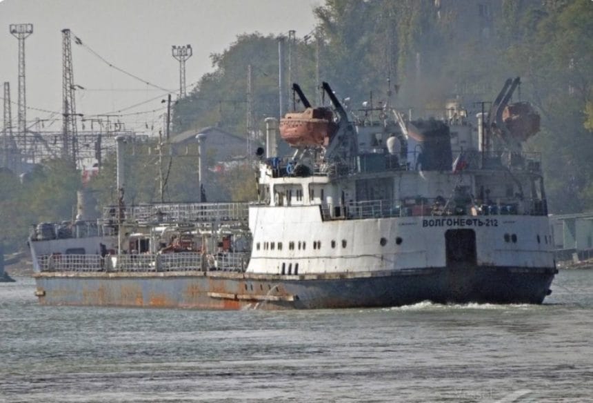 Dronele navale ucrainene au lovit un petrolier din „flota fantomă” a Rusiei, aflat în Marea Neagră