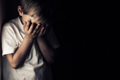 Caz șocant în Capitală: un adolescent ar fi fost bătut cu „ciocanul de șnițele și făcălețul” de mama vitregă. „Se uita la el cum îi curge sângele”