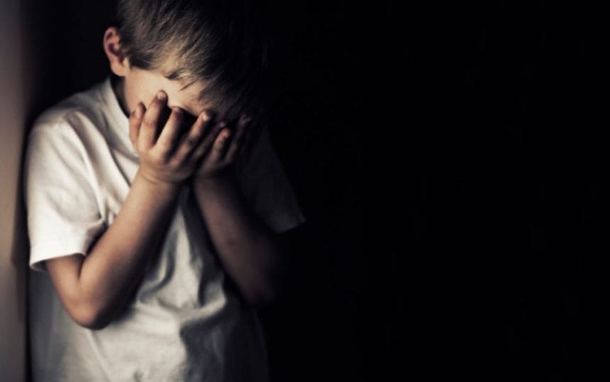 Caz șocant în Capitală: un adolescent ar fi fost bătut cu „ciocanul de șnițele și făcălețul” de mama vitregă. „Se uita la el cum îi curge sângele”