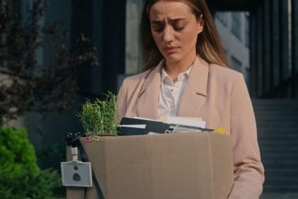 O tânără din Spania a fost concediată pentru că a ajuns la serviciu cu 45 de minute mai devreme. Cum a motivat compania această decizie