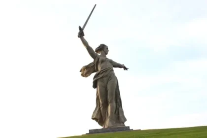 Cum arată monumentul considerat „cea mai mare statuie feminină din lume”. Are 85 de metri înălțime și este un omagiu pentru victimele celui de-Al Doilea Război Mondial