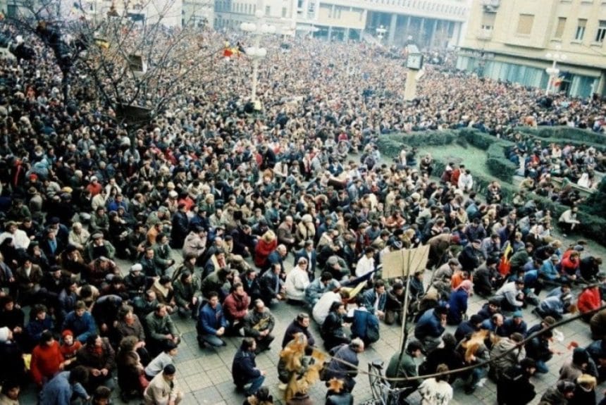17 decembrie - Timișoara în doliu: ziua în care forțele de represiune au început să tragă în manifestanți 17 decembrie: Zi de doliu în Timișoara. Forțele de represiune au început să tragă în manifestanți în timpul Revoluției