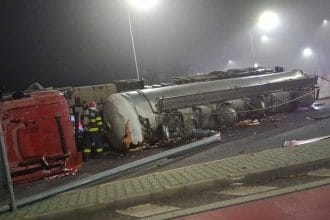 Cisternă încărcată cu amoniac răsturnată pe DN 5, între Bucureşti şi Giurgiu. A fost activat planul de intervenţie chimică