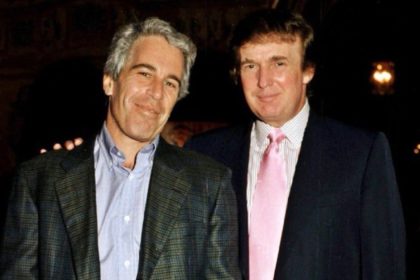 O fotografia în care apare Donald Trump din dosarele Epstein a fost republicată, anunță Departamentul de Justiție