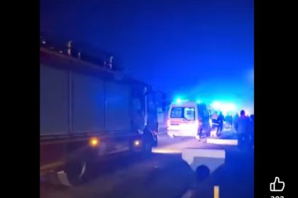 Un microbuz în care erau copii a intrat într-o casă, în județul Sibiu. Zece victime au ajuns la spital. A fost activat Planul Roșu de intervenție