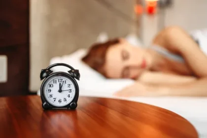 Amâni alarma de dimineață? Minutele câștigate ne pot face rău. Ce spun medicii