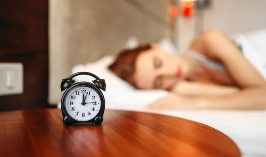 Amâni alarma de dimineață? Minutele câștigate îți pun sănătatea în pericol, avertizează medicii Amâni alarma de dimineață? Minutele câștigate ne pot face rău. Ce spun medicii
