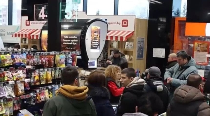 Haos în Bulgaria după trecerea la euro: comercianții refuză plata în moneda nouă, clienții revoltați Haos în Bulgaria după trecerea la euro. Oamenii s-au trezit că, deși vor să plătească în euro, sunt refuzați de comercianți