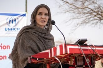 Angelina Jolie a vizitat punctul de trecere Rafah din Egipt, la granița cu Fâșia Gaza. Actrița este fost emisar al ONU