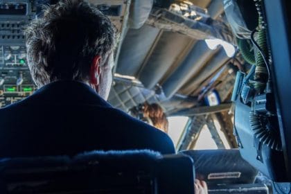 Aeronava Spartan, care l-a adus pe Nicușor Dan la București, escortată deasupra Elveției de două avioane F-18. Reacția președintelui