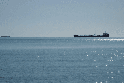 Petroliere din „flota fantomă” a Rusiei, sub sancțiuni americane, surprinse în Canalul Mânecii