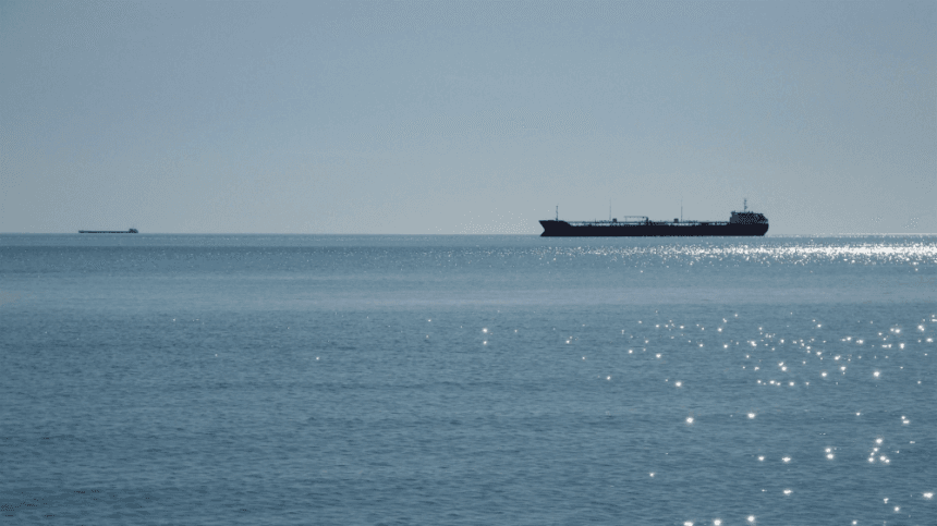 Petroliere din „flota fantomă” a Rusiei, sub sancțiuni americane, surprinse în Canalul Mânecii