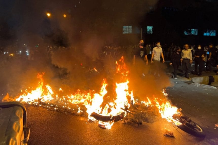 Iran în fierbere: protestele escaladează — 38 morți, 950 de polițiști răniți; manifestanții spun că nu se vor opri Protestele din Iran se intensifică: 38 de oameni uciși, 950 de polițiști răniți. „Dacă vor să ne împuște, s-o facă! Ne-am săturat”