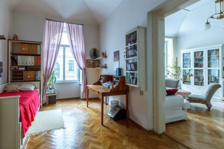 Secretele românilor care reușesc să cumpere apartament și mașină în orașele scumpe Întrebarea care îi macină pe români: cum îți poți permite să-ți cumperi apartament și mașină într-un oraș mare?