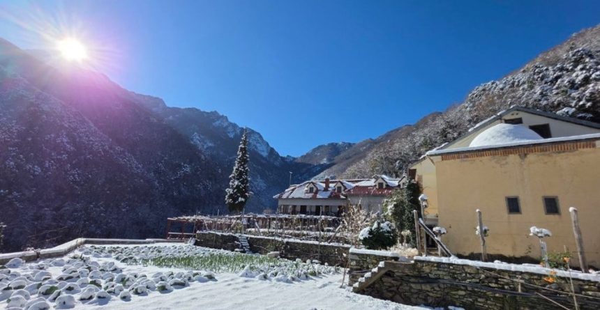 Românii domină pelerinajele la Muntele Athos — credința nu se măsoară în note Românii, pe primul loc în topul pelerinilor la Muntele Athos. „A fi cu Dumnezeu nu înseamnă să faci de nota 5 sau 7”