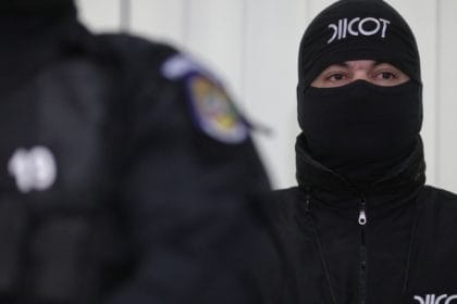 O mamă şi fiul său, suspectați că ar fi vândut droguri, au fost reţinuţi de DIICOT