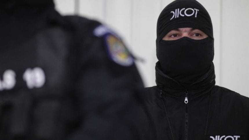 Mamă și fiu, reținuți de DIICOT: suspectați că ar fi vândut droguri O mamă şi fiul său, suspectați că ar fi vândut droguri, au fost reţinuţi de DIICOT