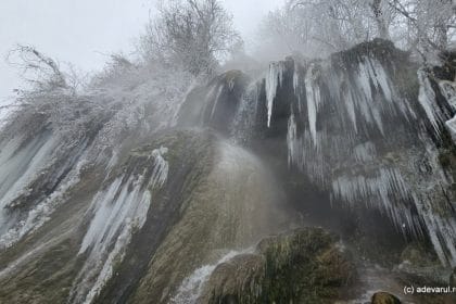 Cascada din România care fumegă în timpul iernii. Fenomenul uimitor întâlnit în zilele geroase
