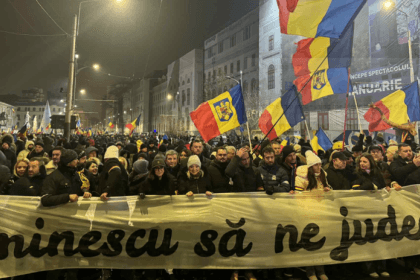 Mii de protestatari scoși în stradă de Simion și Târziu au blocat Piața Victoriei: „Libertate”, „Jos Guvernul”