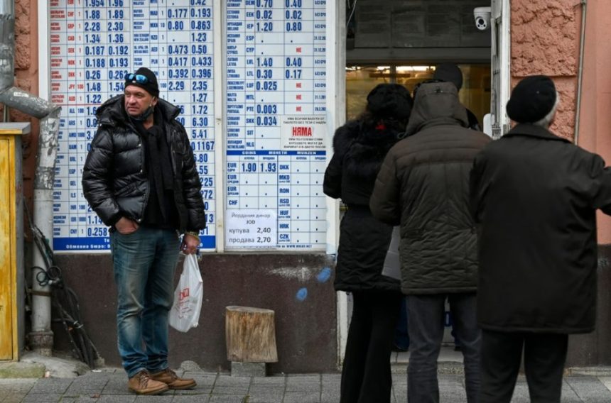 Șocul euro în Bulgaria: jurnalistul dezvăluie de ce, deși plătește aceleași sume, totul pare diferit Cum s-a simțit în Bulgaria șocul adoptării Euro. Jurnalist bulgar: Cumpăr cam aceleași produse cu aceleași sume
