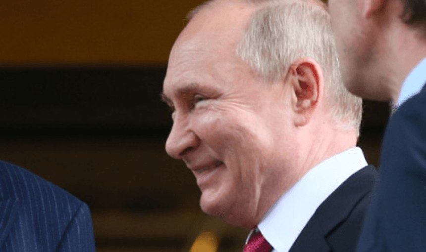 Putin îi ironizează pe Trump și pe occidentali: Rusia domină Arctica cu 34 de spărgătoare de gheață, 8 cu propulsie nucleară Putin râde de Trump și de occidentali: Suntem lideri în Arctica, avem 34 de spărgătoare de gheață, 8 nucleare